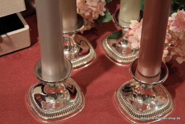 VERKAUFT 4 Kerzenständer mit Perlrand  im Geschenkverpackung Original aus der Zeit, Versilbert